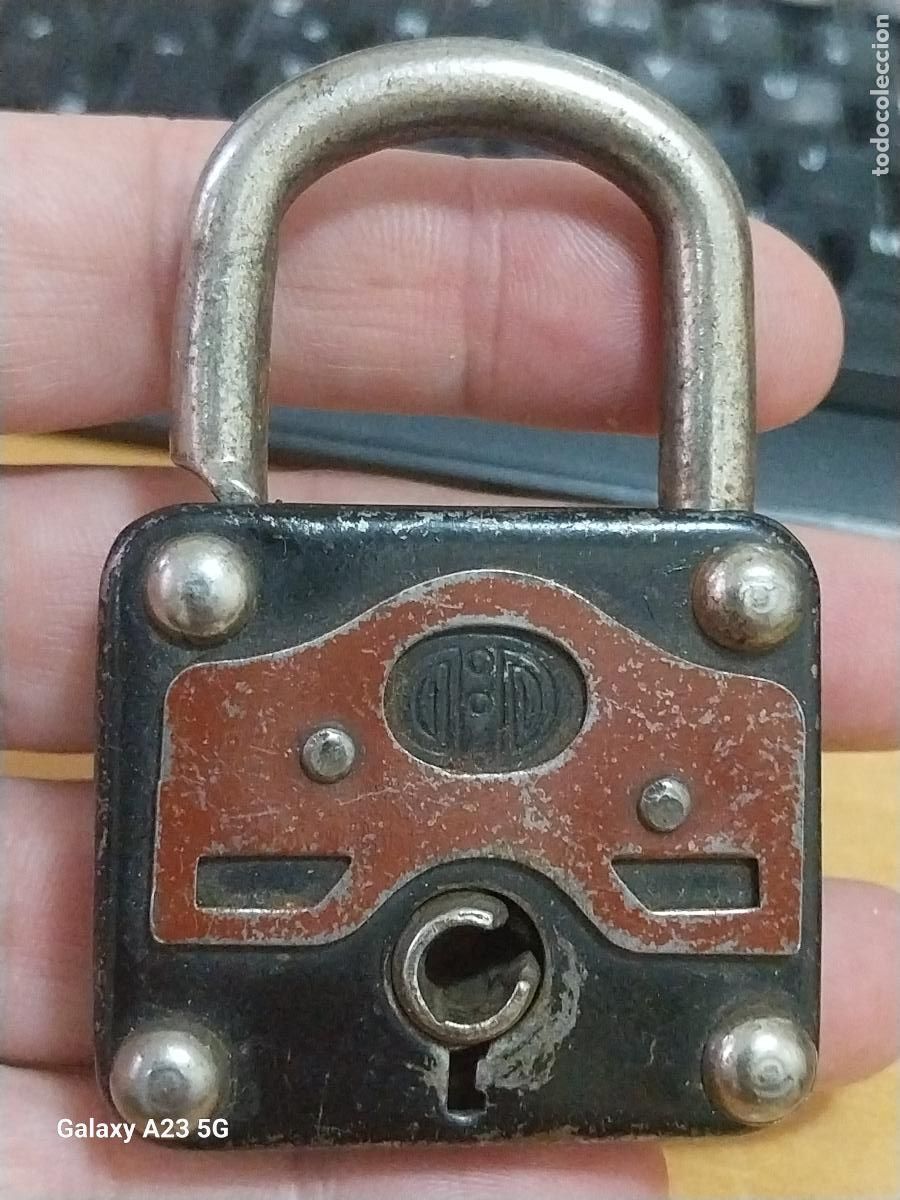 Coleccionismo: CANDADO ANTIGUO METAL SIN LLAVE Y CERRADO 8X5CMS