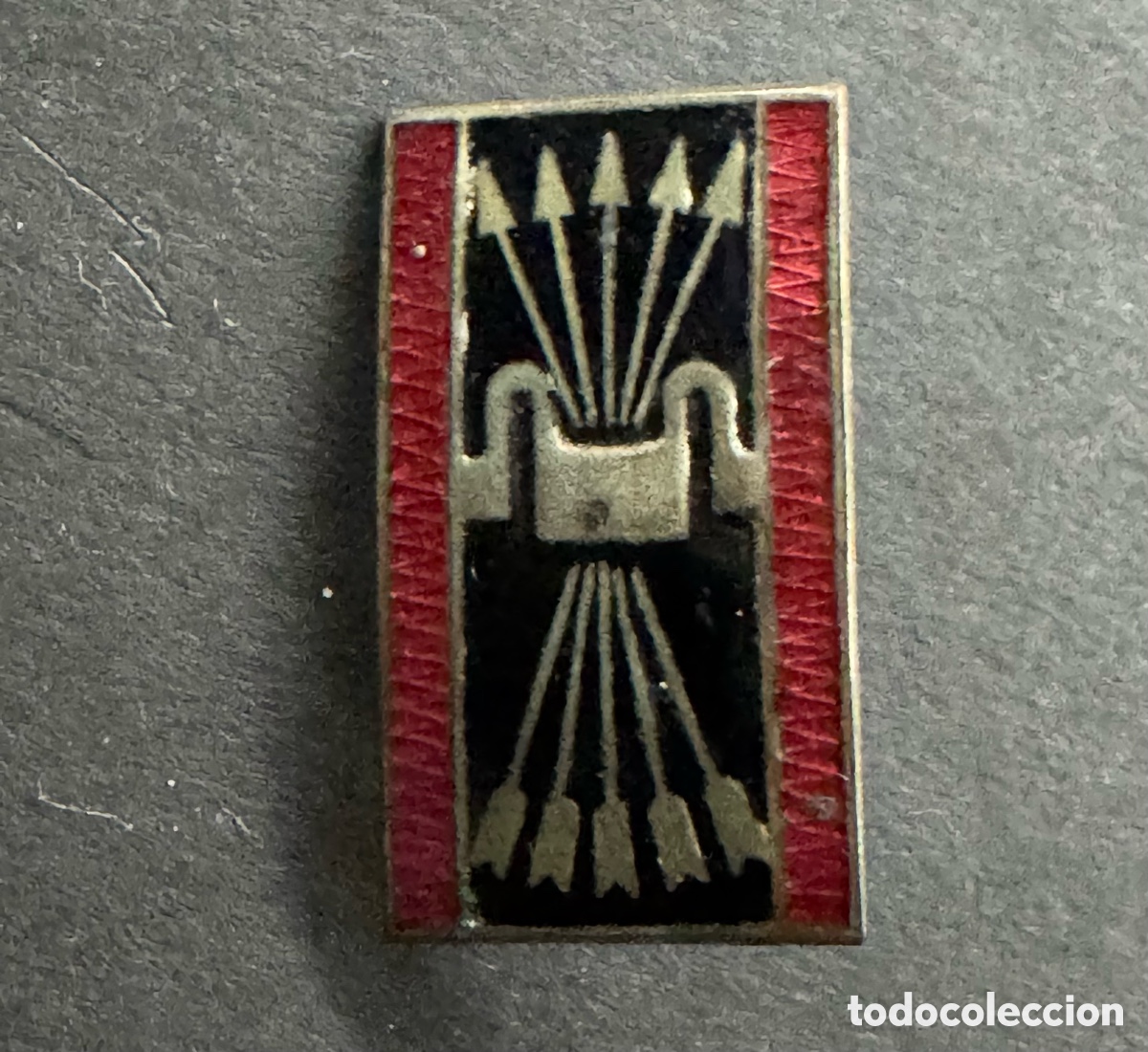 Coleccionismo: Insignia RARA rectangular vertical. Yugo y Flechas Falange. GUERRA CIVIL