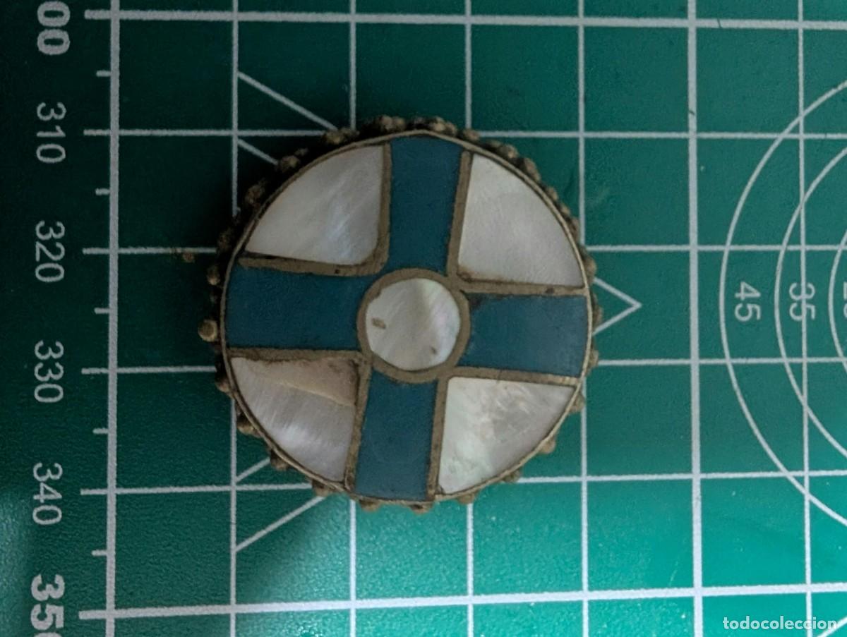 Coleccionismo: TAPA METALICA DE PLATA, DE CAJITA CON CRUZ DE ESMALTE Y NACAR