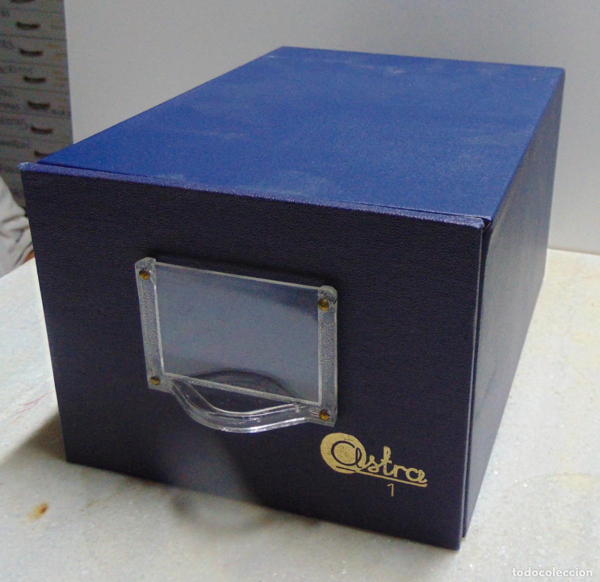 Coleccionismo: ARCHIVADOR ASTRA 4 DE MADERA FORRADA COLOR AZUL, 21,5x15CM