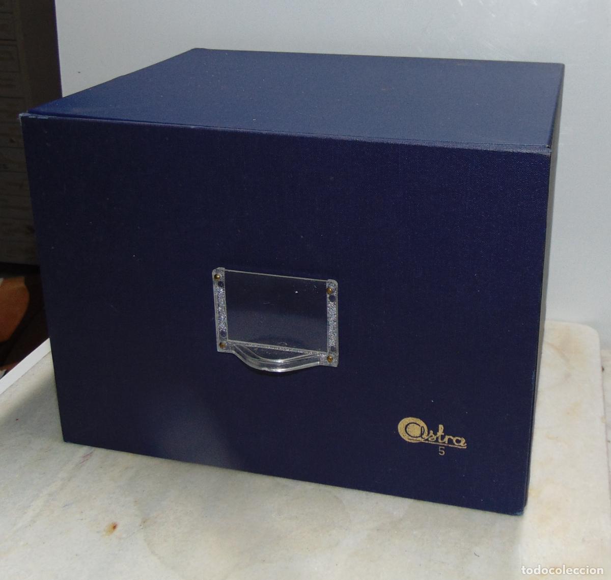Coleccionismo: ARCHIVADOR ASTRA 4 DE MADERA FORRADA COLOR AZUL, 21,5x27CM