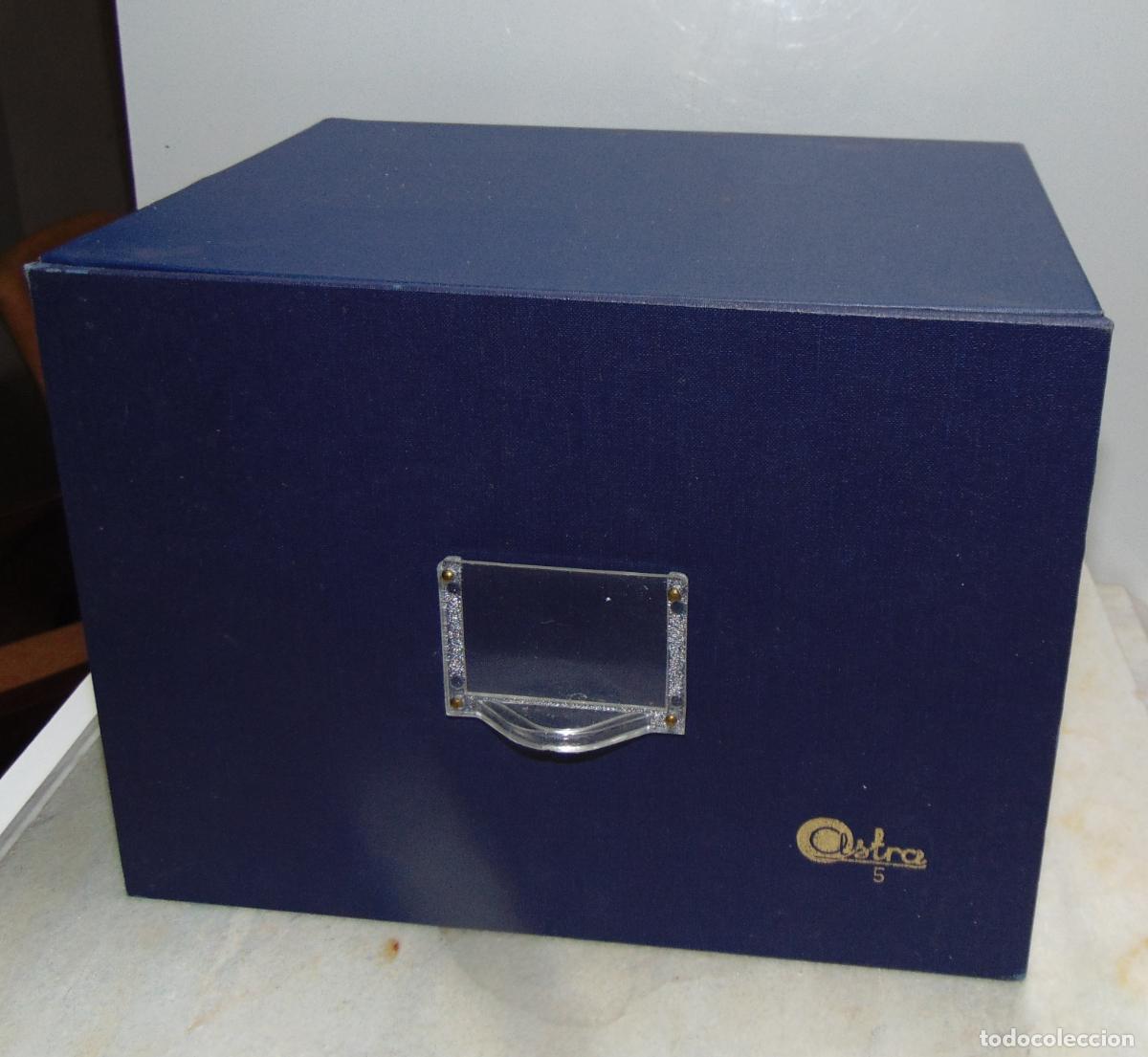 Coleccionismo: ARCHIVADOR ASTRA 4 DE MADERA FORRADA COLOR AZUL, 21,5x27CM