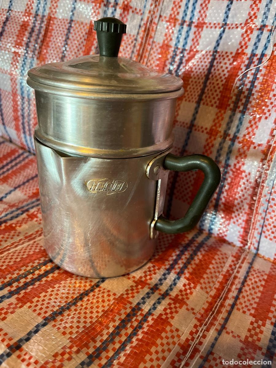 Coleccionismo: Jarra con colador para el aceite del pescado-aluminio y baquelita a&ntilde;os 50