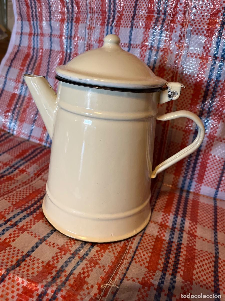 Coleccionismo: Jarra cafetera con tapa esmaltada en color crema