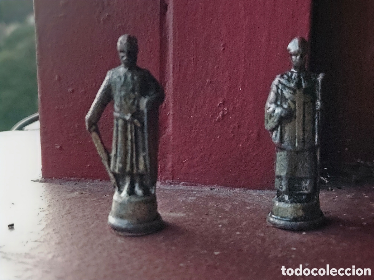Coleccionismo: Pareja figuras ajedrez metal vintage alfil y rey