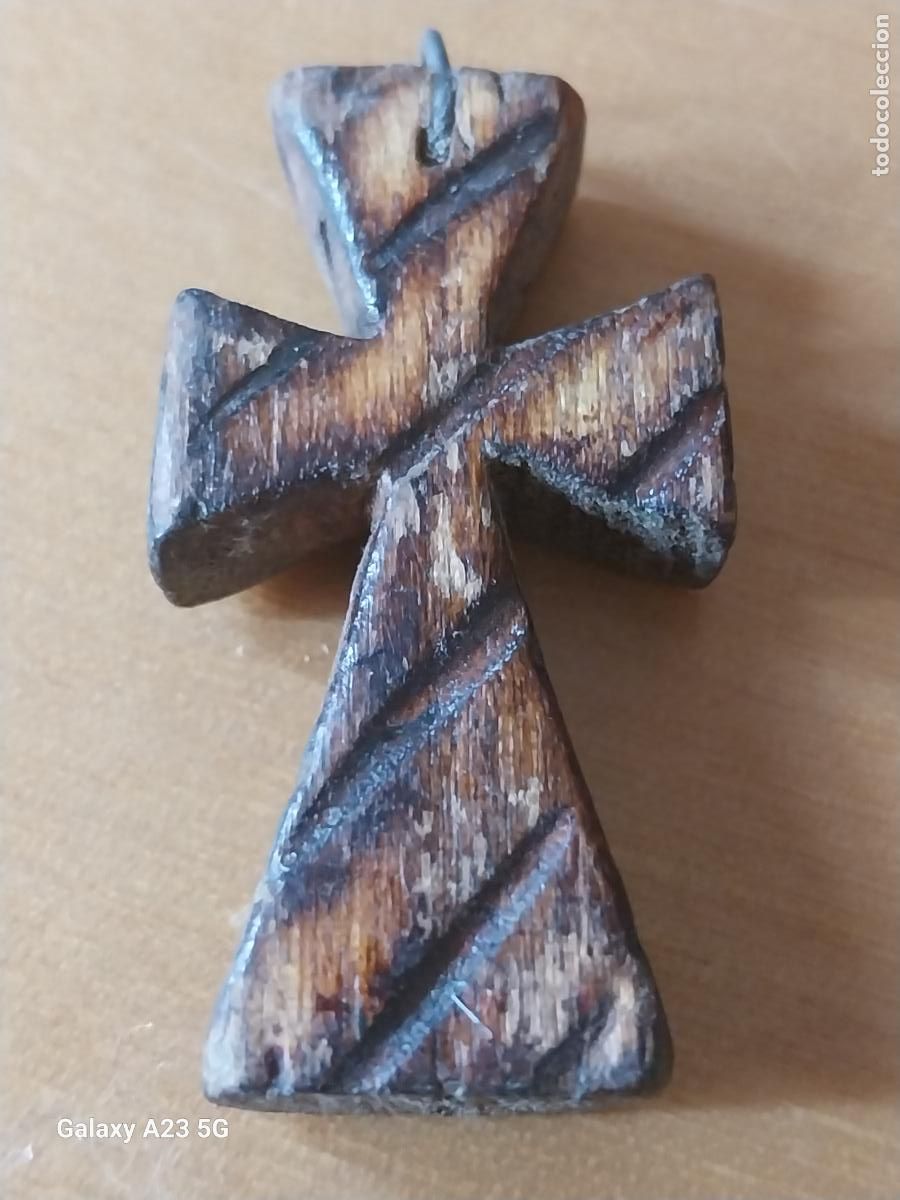 Coleccionismo: CRUZ MADERA LIGERA VINTAGE 4X2.28CMS COLGANTE ANTIGUO CURIOSO