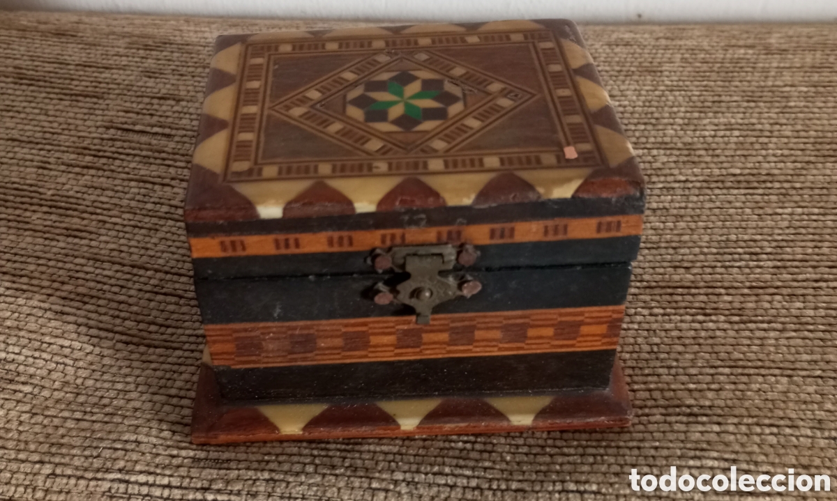 Coleccionismo: Caja de taracea granadina mide 8x6x5 cms - Foto 1