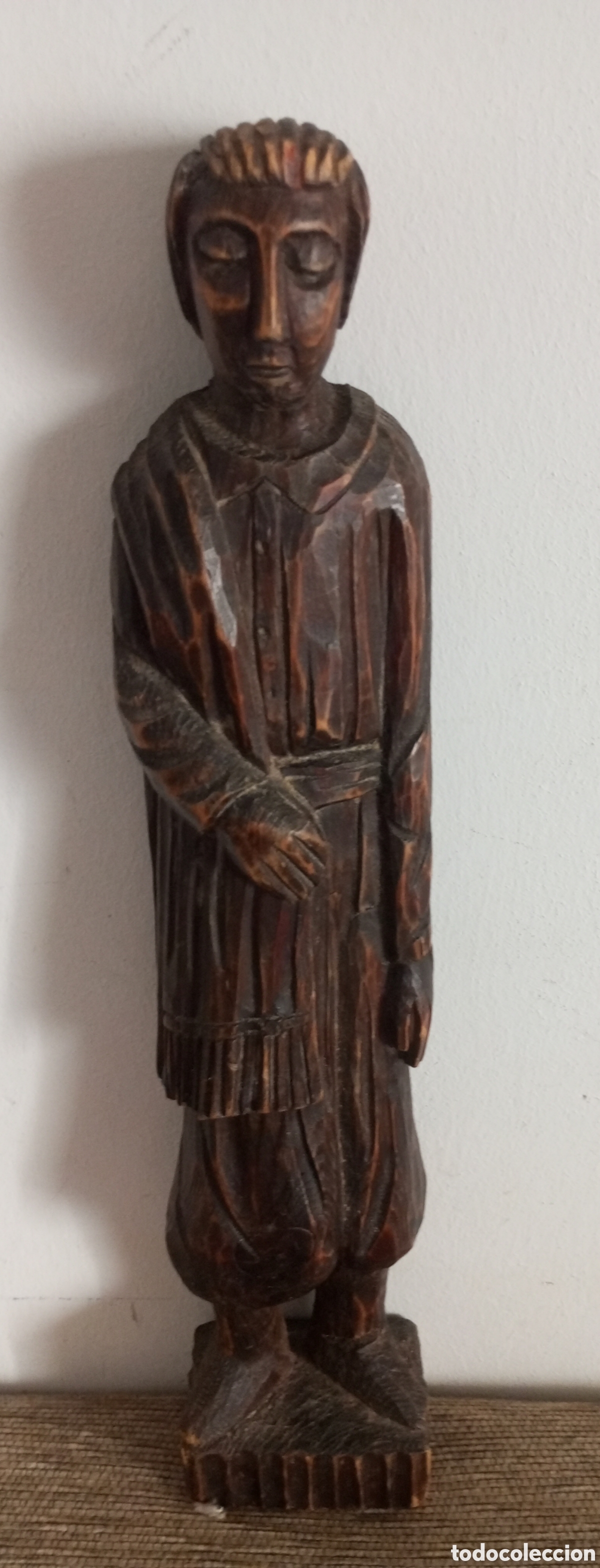 Coleccionismo: Talla En madera estilo romanico representa a un monje o un sabio mide 37 cms de altura