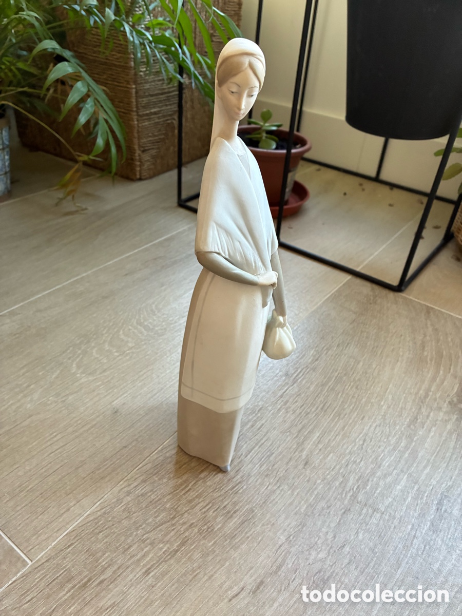 Coleccionismo: Figura NAO by Lladr&oacute; - Mujer con hatillo 30 cm - Ref 60? - Porcelana Valencia