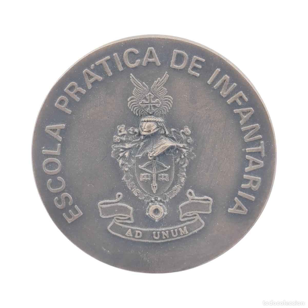Collezionismo: MEDALLA MILITAR PORTUGUESA BRONCE - ESCOLA PR&Aacute;TICA DE INFANTARIA (MAFRA) - &rdquo;AD UNUM&rdquo; - 6 CM