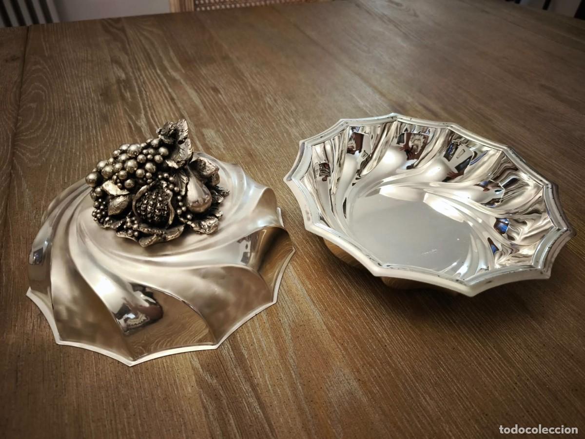 Coleccionismo: Frutero met&aacute;lico plateado con decoraci&oacute;n ornamental