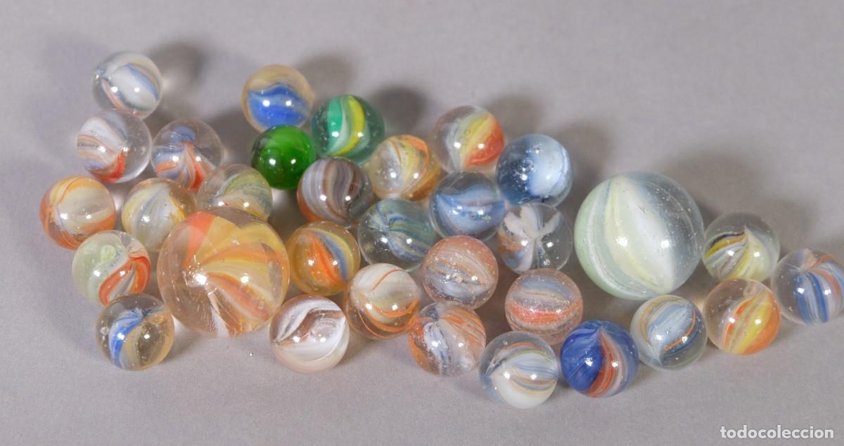 Coleccionismo: Lote de canicas antiguas de cristal de diversos colores, s. XX