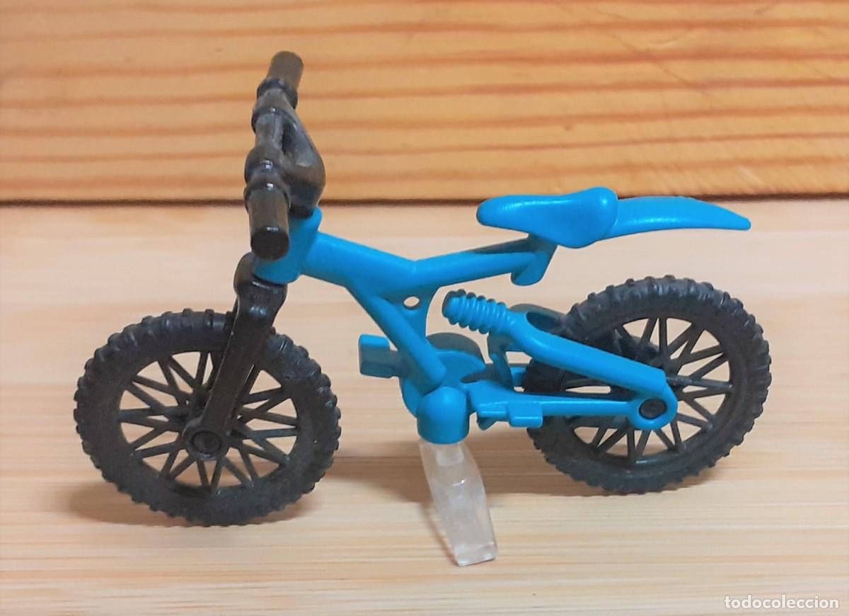 Coleccionismo: BICICLETA AZUL PLASTICO - Foto 1