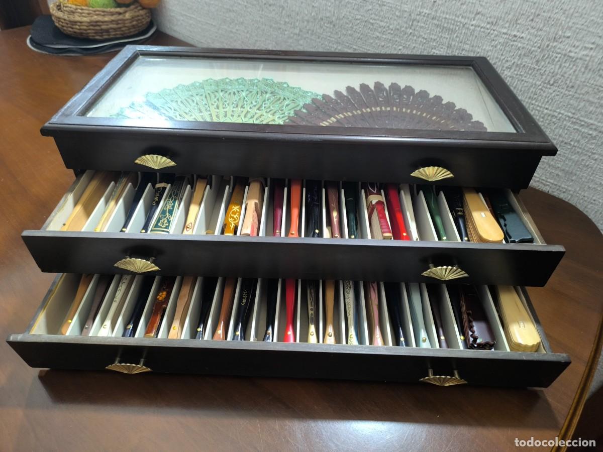 Coleccionismo: Exclusiva colecci&oacute;n de 45 abanicos con mueble expositor de madera