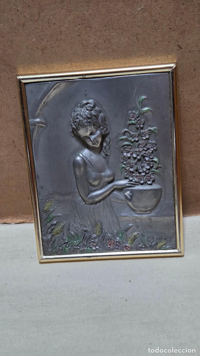 Coleccionismo: placa de esta&ntilde;o mujer y flores - Foto 2
