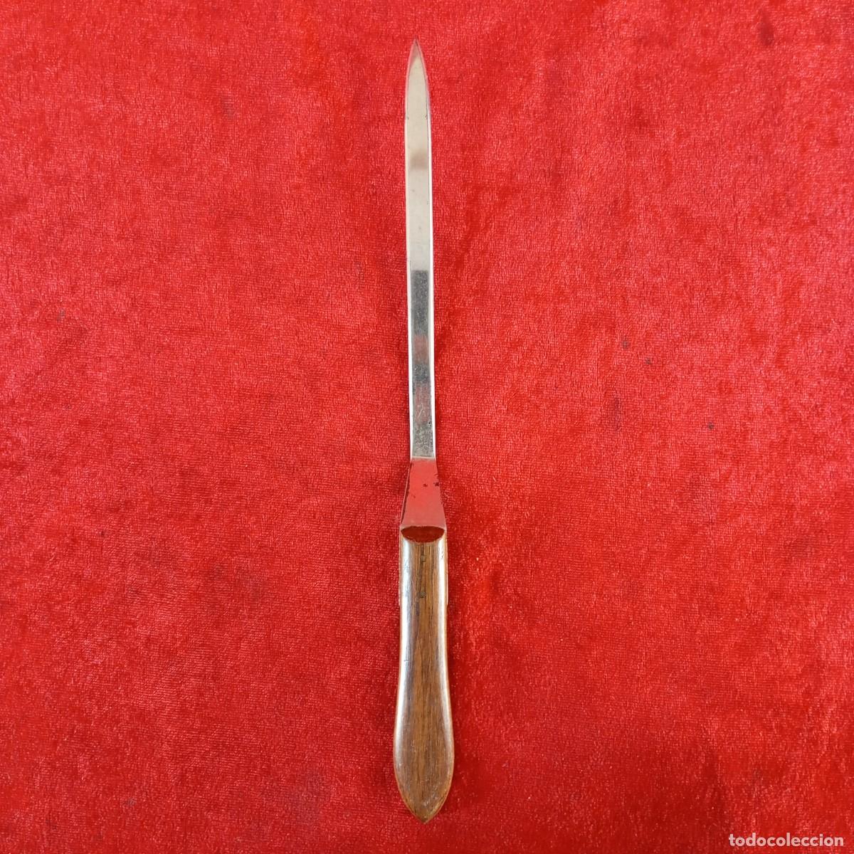 Coleccionismo: CL&Aacute;SICO ABRECARTAS VINTAGE - HOJA METALICA Y MANGO DE MADERA PULIDA - 26 CM DE LARGO