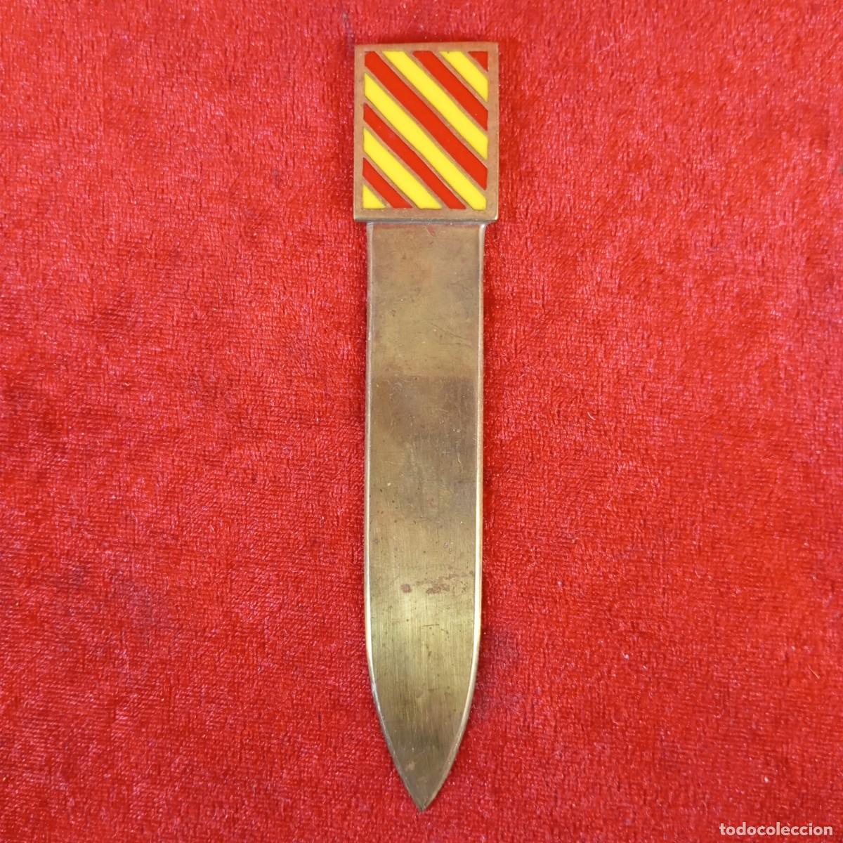 Coleccionismo: CL&Aacute;SICO ABRECARTAS VINTAGE - HOJA METALICA Y MANGO PINTADO DE AMARILLO Y ROJO - 14 CM DE LARGO