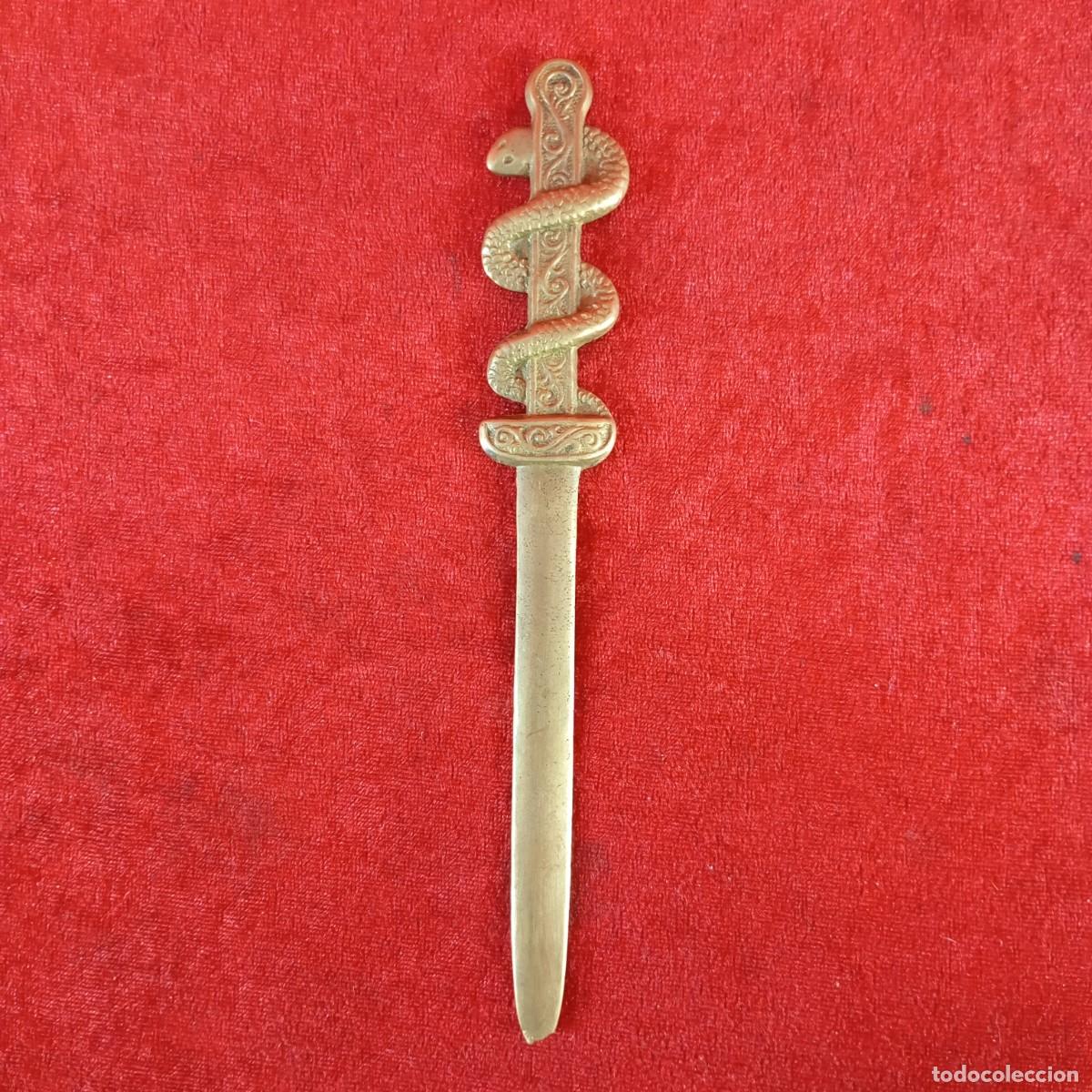 Coleccionismo: ABRECARTAS VINTAGE - ESTILO CL&Aacute;SICO - ESTILO VARA DE ASCLEPIO - METAL DORADO - 18,5 CM DE LARGO