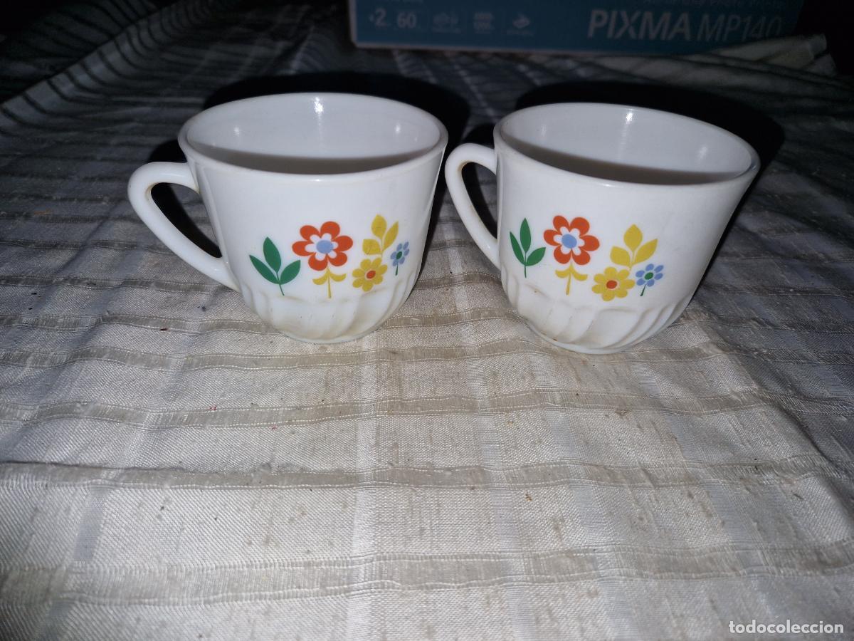 Coleccionismo: 2 BONITAS TAZAS PARA CAFE. COLOR BLANCA. DISE&Ntilde;O DE FLORES. 9*8