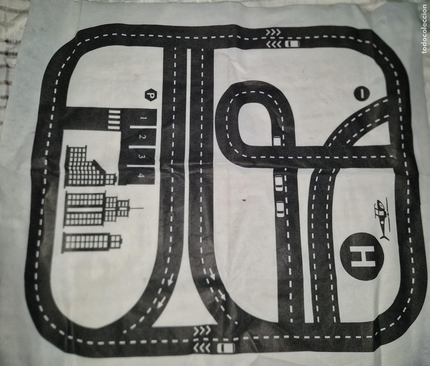 Coleccionismo: BONITA CIRCUITO DE COCHES PARA JUGAR. MATERIAL EN TELA. MEDIDA 76*70