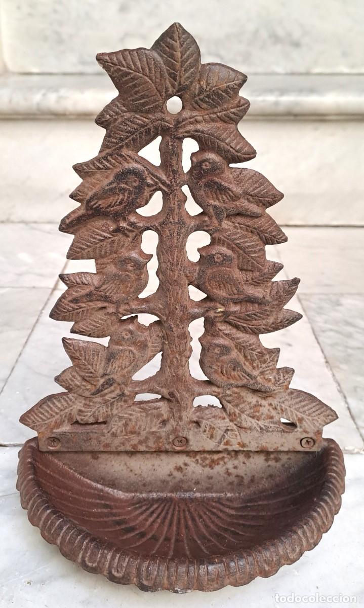 Coleccionismo: BEBEDERO DE PARED PARA PAJARO O PILA DE JARDIN DE HIERRO FUNDIDO, DISE&Ntilde;O ARBOL Y PAJAROS. PILA-01