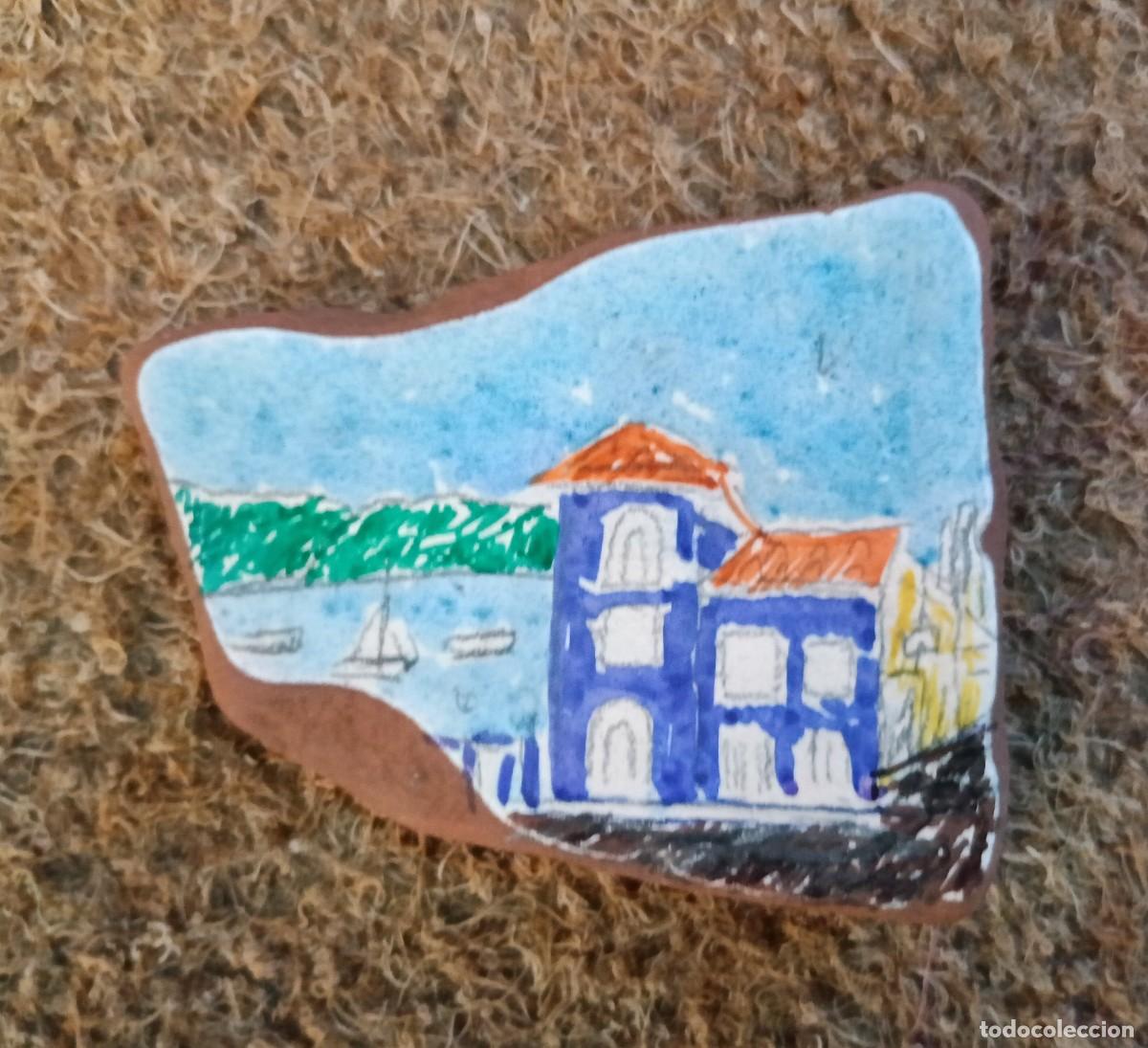 Coleccionismo: Dibujo del pueblo Redes. Costa de A Coru&ntilde;a. Pintado a mano sobre azulejo hallado en su playa.