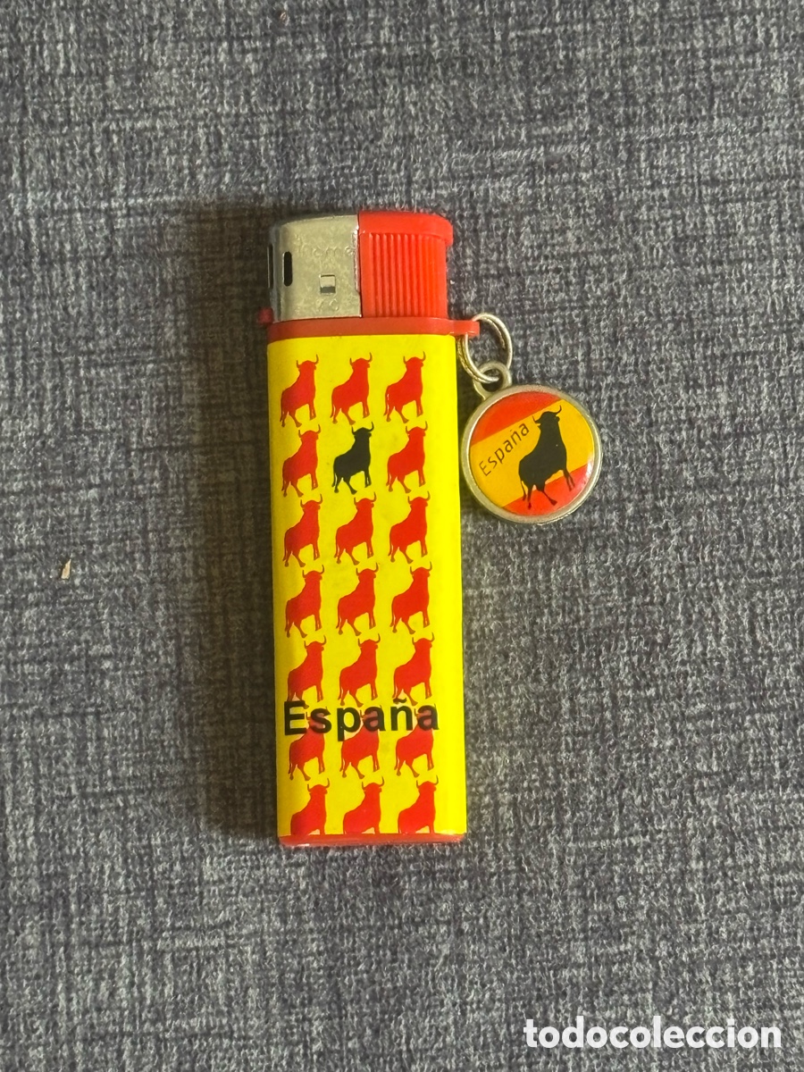 Coleccionismo: Mechero Encendedor Souvenir Espa&ntilde;a - Dise&ntilde;o Toros y Colgante Llavero