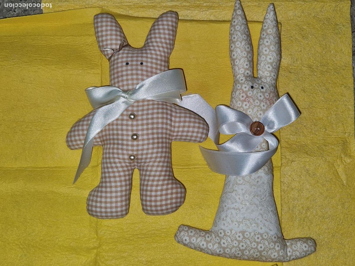 Coleccionismo: 2 BONITOS CONEJOS DE PASCUA DE PELUCHE.