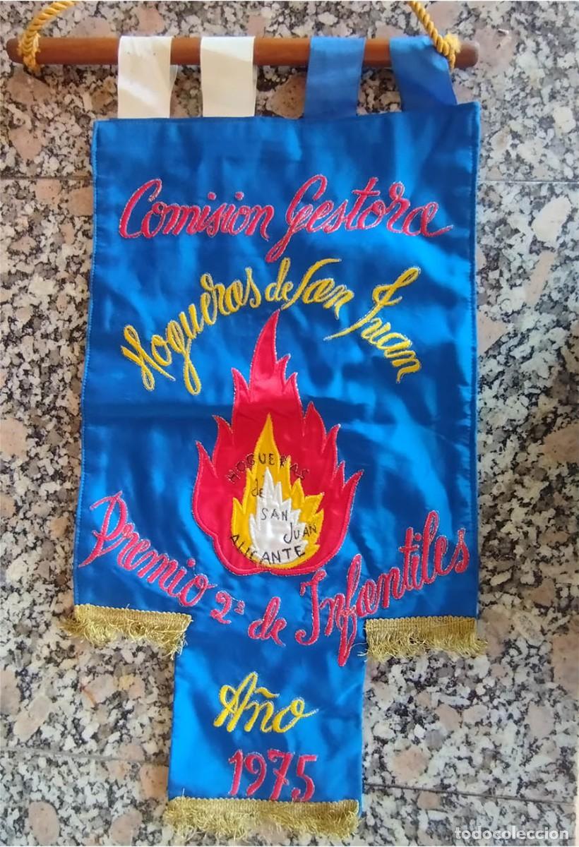 Coleccionismo: ANTIGUO BANDERIN DE HOGUERAS SEGUNDO PREMIO A LA HOGUERA INFANTIL DE 1975 BORDADO MIDE 53/26 CM