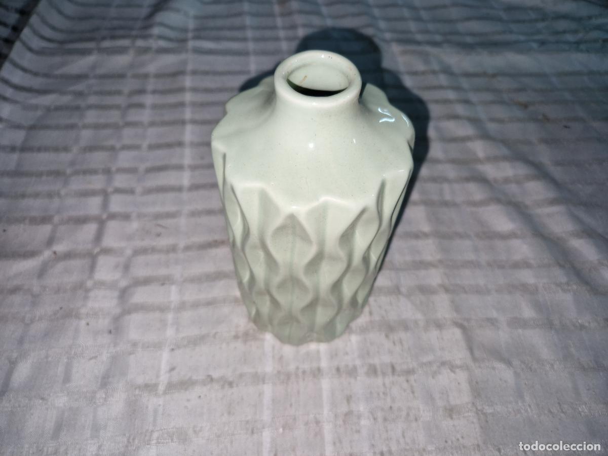 Coleccionismo: BONITO JARRON DE CERAMICA. COLOR VERDE. 20CM DE ALTURA