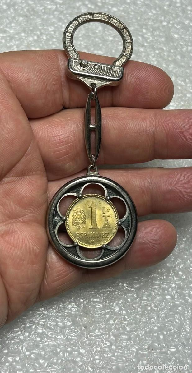 Coleccionismo: 4305.Llavero con una moneda de 1 peseta conmemorativa del Mundial de F&uacute;tbol de Espa&ntilde;a 1982