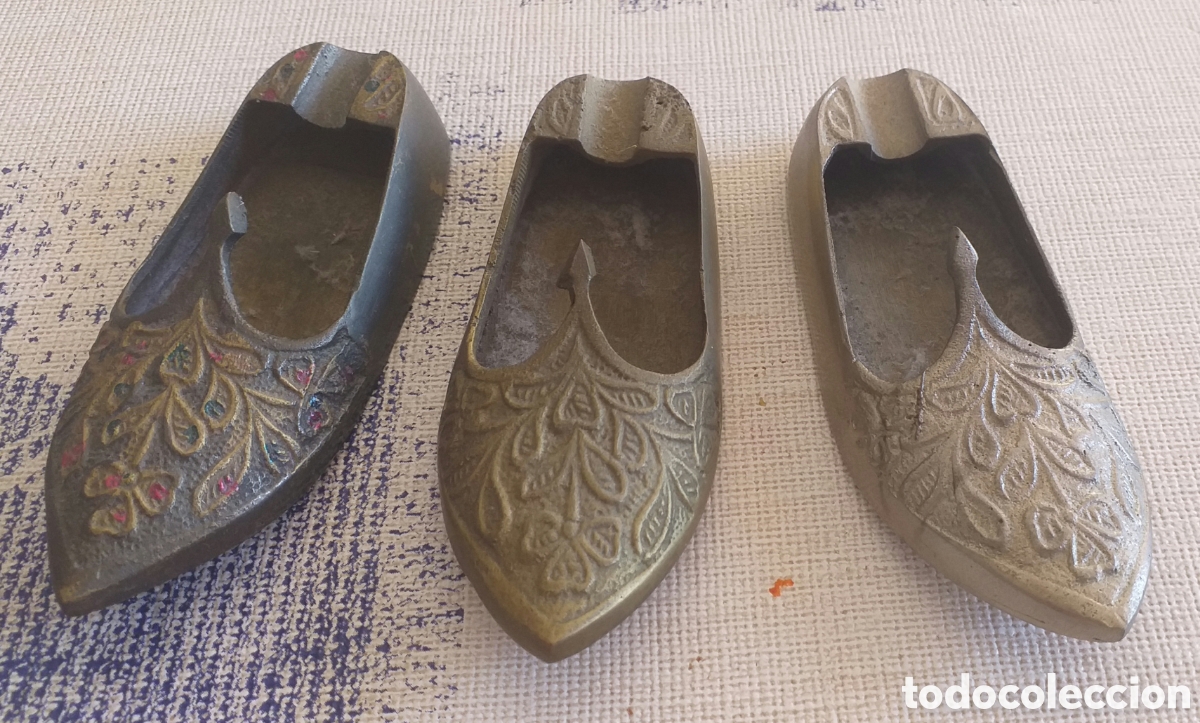 Coleccionismo: LOTE 3 CENICEROS BRONCE EN FORMA DE BABUCHA - MAFE IN INDIA