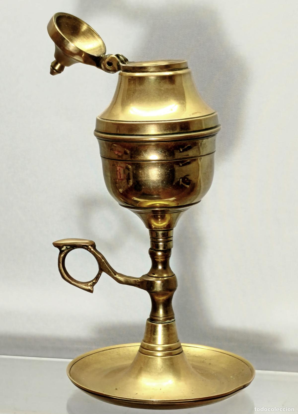 Coleccionismo: Antiguo candil de bronce &middot; s. XIX &middot; L&aacute;mpara de aceite Capuchina &middot; con asa y tapadera &middot; 20 cm altura
