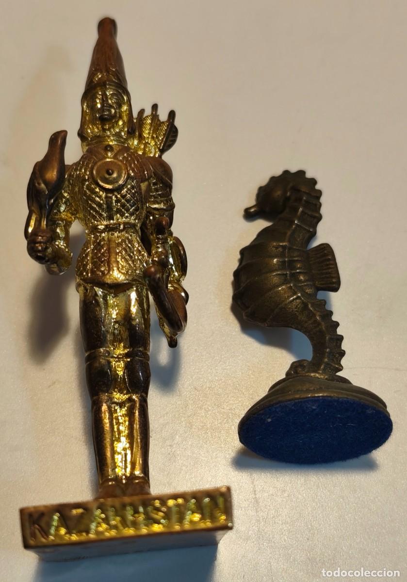 Coleccionismo: 2 FIGURITAS METALICAS - GUERRERO DE KAZAJIST&Aacute;N Y CABALLITO DE MAR - FOTOS ADICIONALES