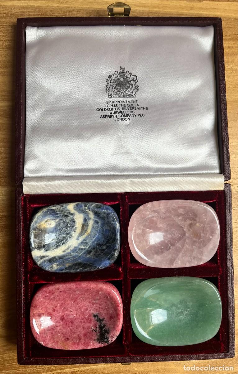 Collecting: Juego de cuatro saleros o vaciabolsillos (salts/pin dishes) de piedras duras.