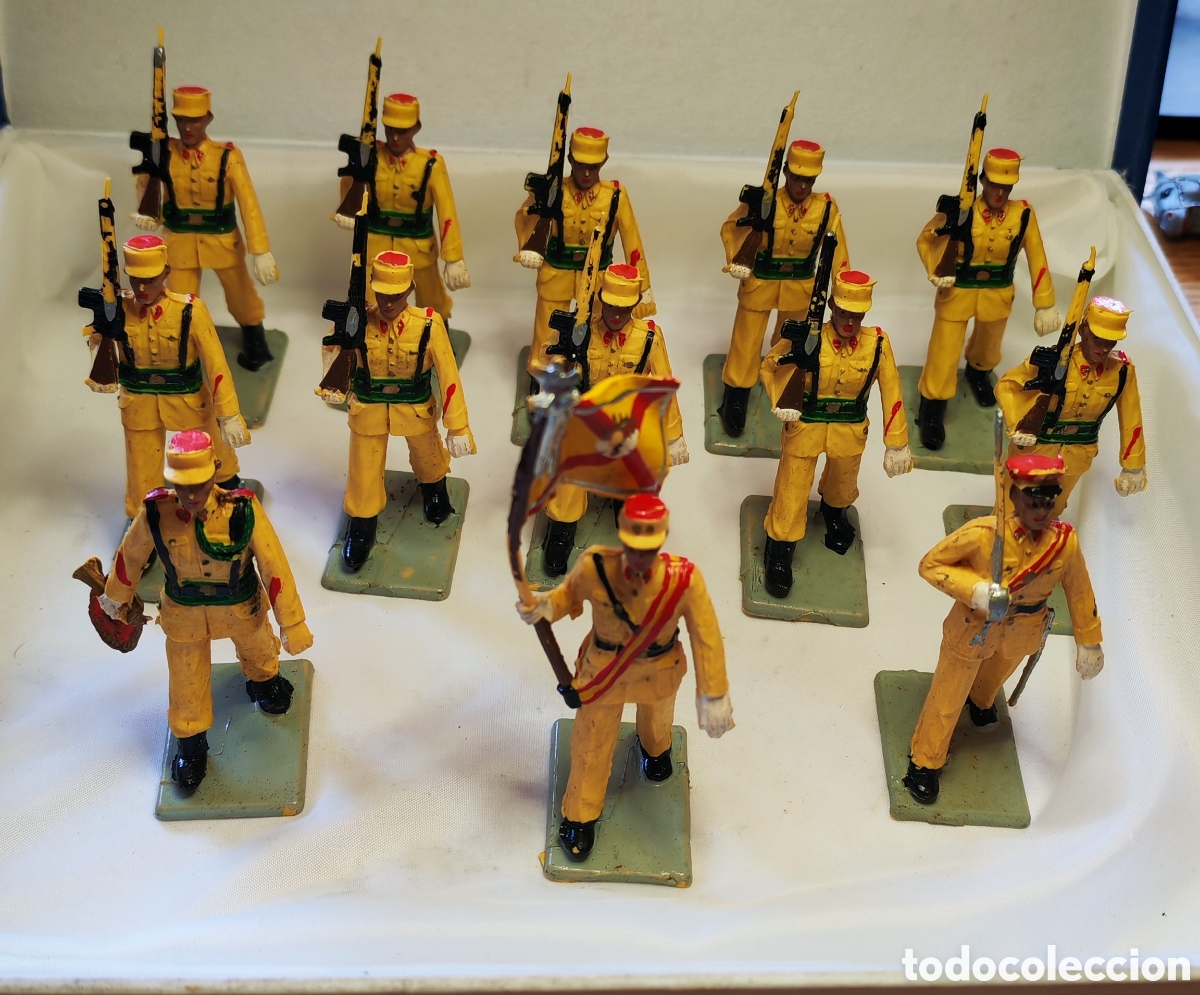 Coleccionismo Recortables: Compa&ntilde;ia de Regulares de Melilla desfilando. Gomarsa. 13 figuras plastico. A&ntilde;os 50