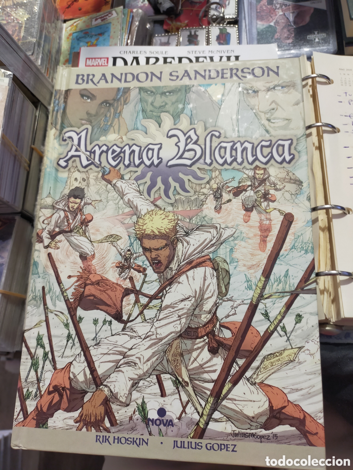 C&oacute;mics: ARENA BLANCA BRANDON SANDERSON RICK HOSKIN NOVA COMIC TOMO TAPA DURA MUY BUEN ESTADO