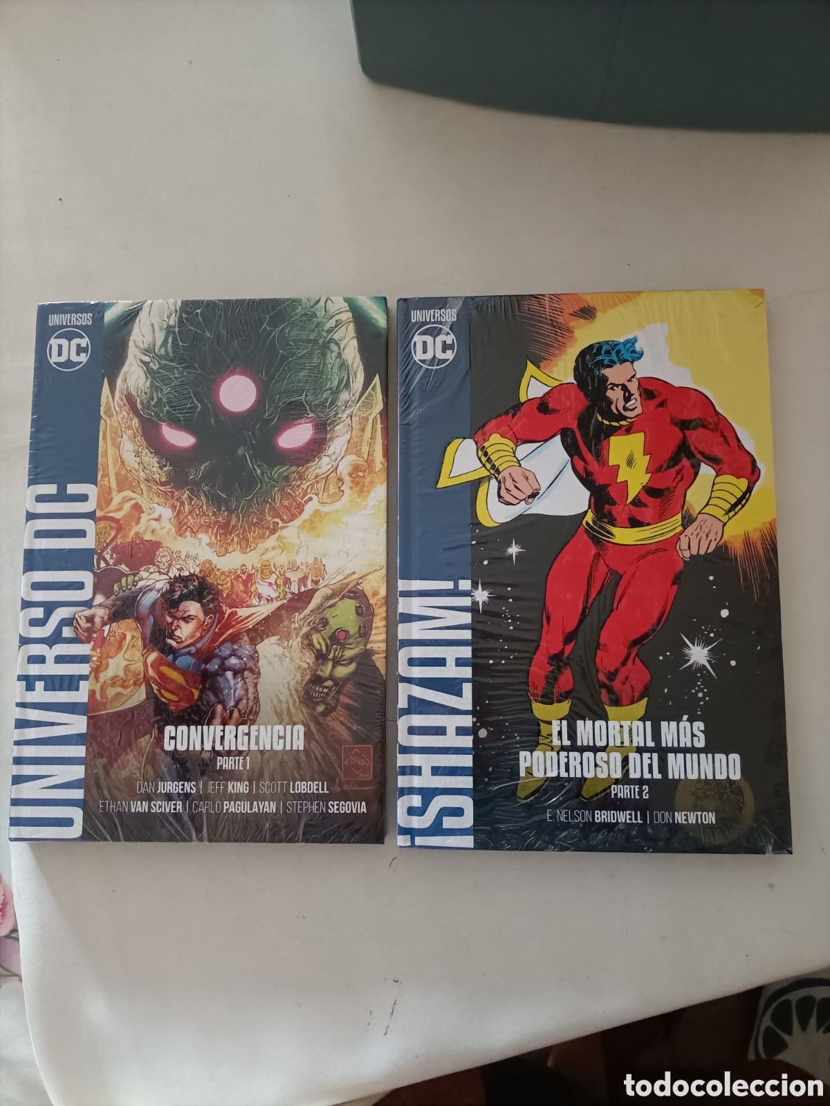 C&oacute;mics: 2 Comic Universos DC, Tapa dura, Nuevos y Precintados