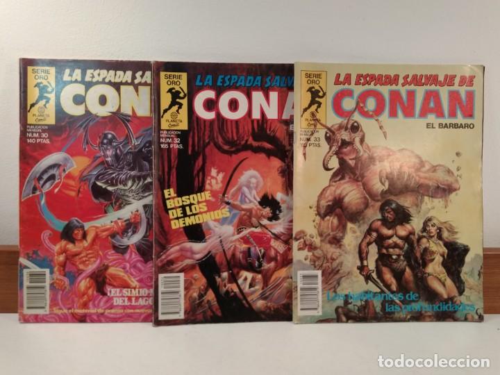 C&oacute;mics: LA ESPADA SALVAJE DE CONAN EL BARBARO. COMICS FORUM. COMPRENDE LOS N&Uacute;MEROS 30-32-33 - Foto 1