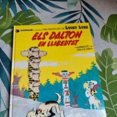 Cómics: LUCKY LUKE ELS DALTON EN LLIBERTAT GRIJALBO 1983 EN CATALÀ. Lote 350642959