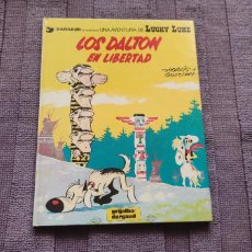 Cómics: LUCKY LUKE ”LOS DALTON EN LIBERTAD” GRIJALBO (1982). BUEN ESTADO