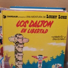 Cómics: LUCKY LUKE. LOS DALTON EN LIBERTAD. N°21. GRIJALBO/DARGAUD. 1986.. Lote 400941634