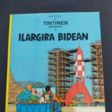 Cómics: TINTIN HERGÉ TINTINEN ABENTURAK ILARGIRA BIDEAN ELKAR 1986 1ª EDICION EN EUSKERA VASCO BUEN ESTADO. Lote 350594654