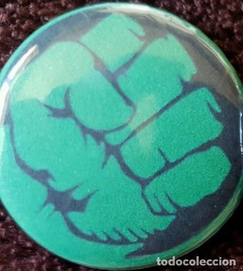 Fumetti: Chapita juvenil para la ropa. Puño del Increíble Hulk, La Masa (Los Vengadores), Marvel. 25 mm Nueva