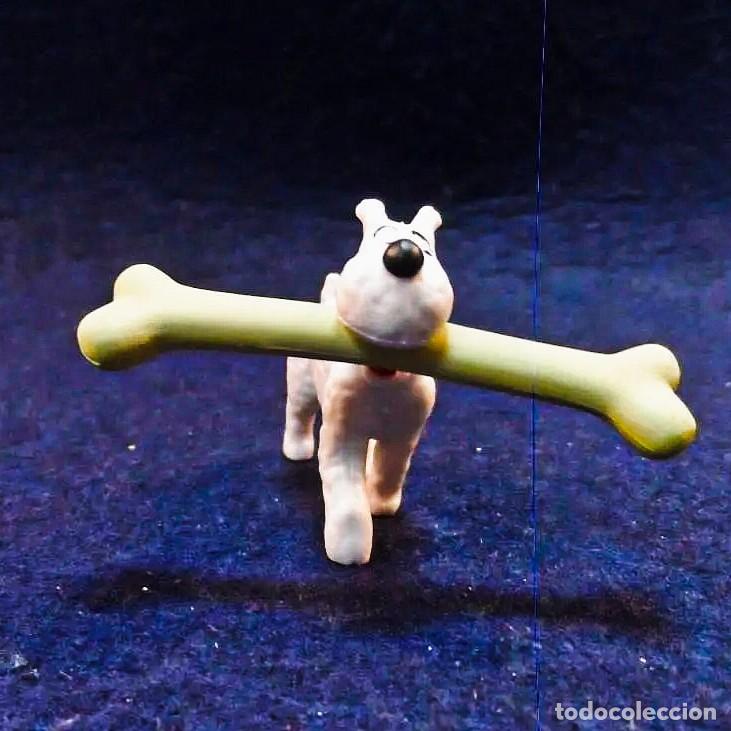 C&oacute;mics: MILU CON HUESO DE CAMELLO. PVC. MED. X CMS
