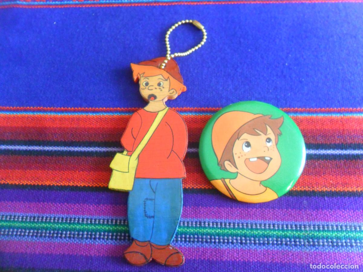 C&oacute;mics: HEIDI, PEDRO EL CABRERO LLAVERO DE MADERA 11 CMS Y CHAPA ALFILER 5,5 CMS DI&Aacute;METRO. 1975. RAROS.