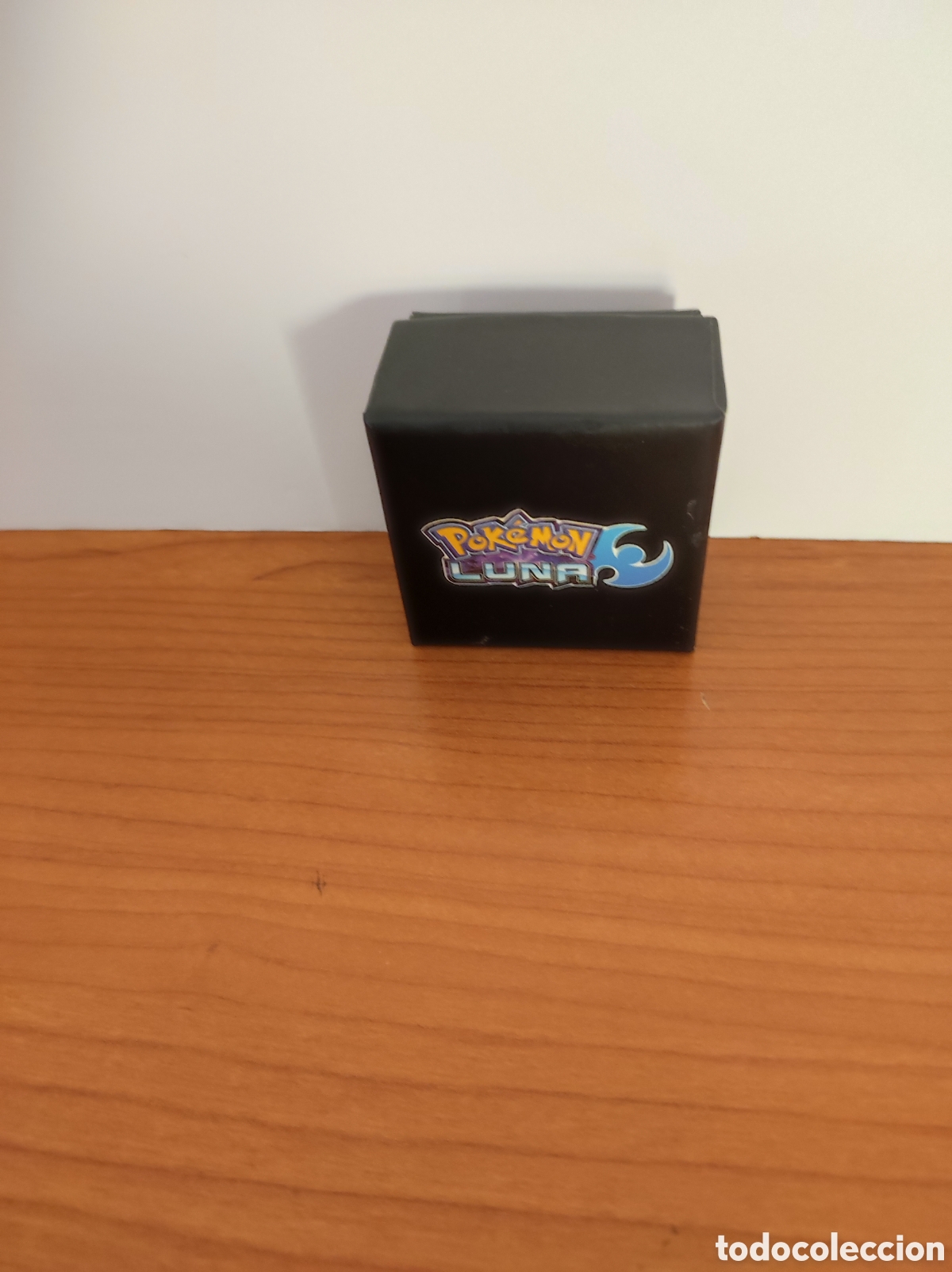 C&oacute;mics: Pin Exclusivo Pok&eacute;mon Luna (Reserva Fan Edition) - Con Caja Original