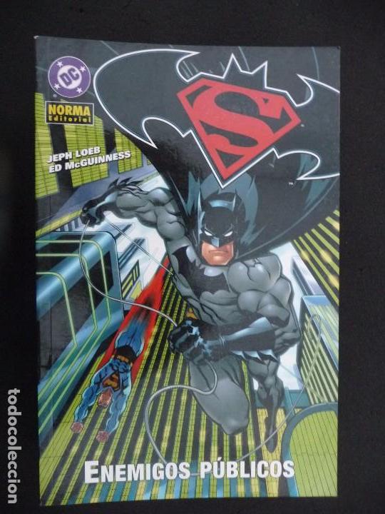 C&oacute;mics: SUPERMAN/BATMAN. ENEMIGOS P&Uacute;BLICOS. NORMA - Foto 1