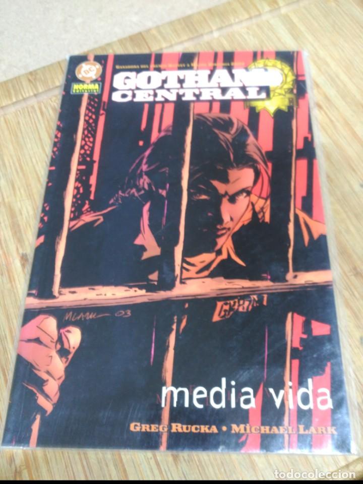 C&oacute;mics: Gothan Central - Media Vida EXCELENTE ESTADO. - Foto 1