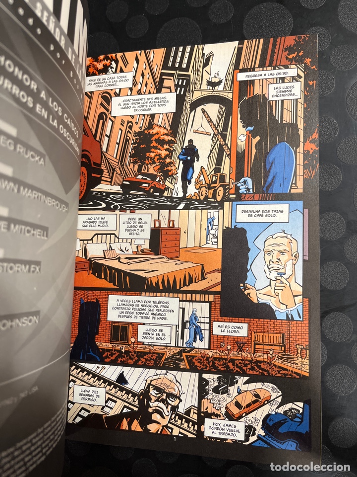 C&oacute;mics: BATMAN : EL SE&Ntilde;OR DE LA NOCHE N.1 EN HONOR A LOS CA&Iacute;DOS de GREG RUCKA DC C&Oacute;MICS ( 2002/2004 ) - Foto 3